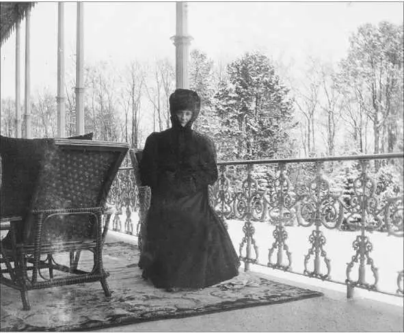 Александра Федоровна на балконе 12 января 1899 г Николай II записал в - фото 199