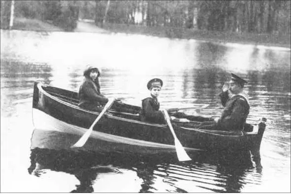 Алексей и Анастасия в лодке с матросом Деревенько 1913 г Когда девочки - фото 242