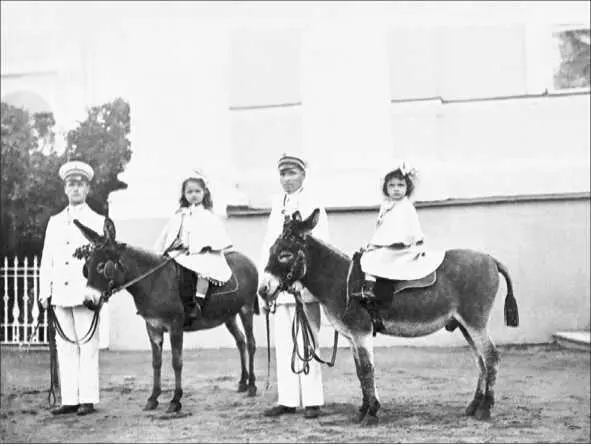 Ольга и Татьяна на осликах 1900 г Тютчева совершенно не желала понимать - фото 249