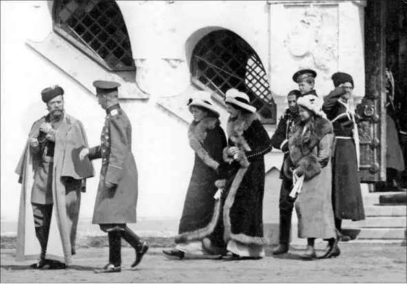 Николай II Ольга Татьяна и Алексей у Феодоровского собора 1910е гг Дети в - фото 254