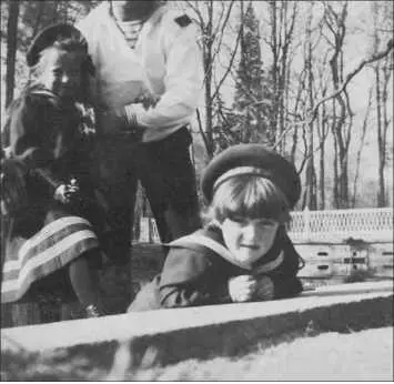 Ольга и Алексей на пристаньке у Детского пруда 1908 г Не все так подоброму - фото 266