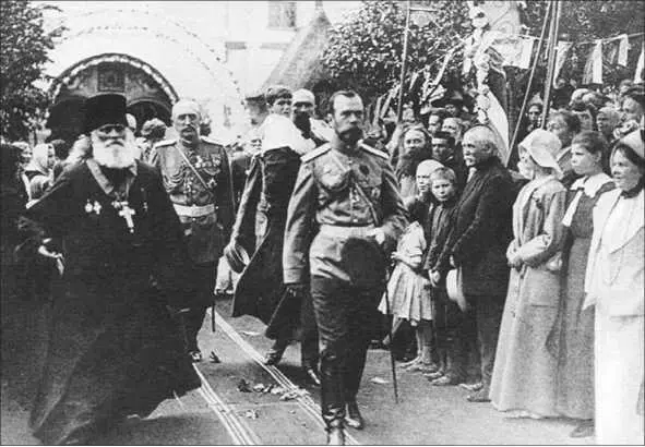 Наследника несет на руках вахмистр Собственного ЕИВ Конвоя Пилипенко Лето - фото 275
