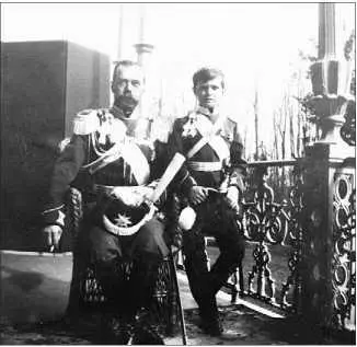 Николай II и цесаревич на балконетеррасе Александровского дворца1913 г - фото 276