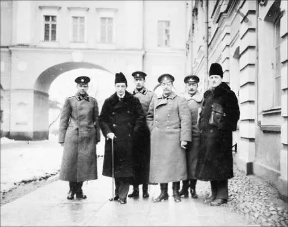 АФ Керенский с охраной и сотрудниками Март 1917 г Спустя годы АА - фото 283
