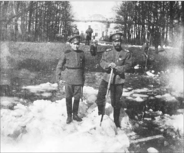 Николай II чистит снег в аллее Александровского парка Апрель 1917 г В это - фото 286