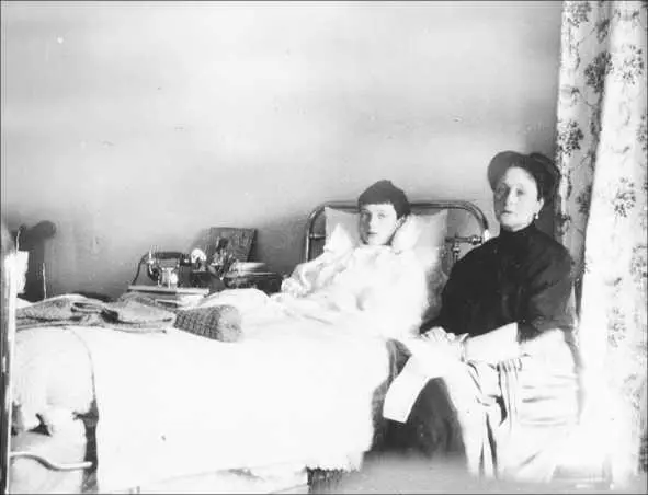 Телефонный аппарат на прикроватном столике Татьяны на Детской половине 1913 г - фото 323