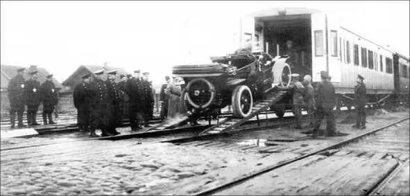 Погрузка в вагонгараж автомобиля Николая II На тезоименитство 5 октября 1914 - фото 355