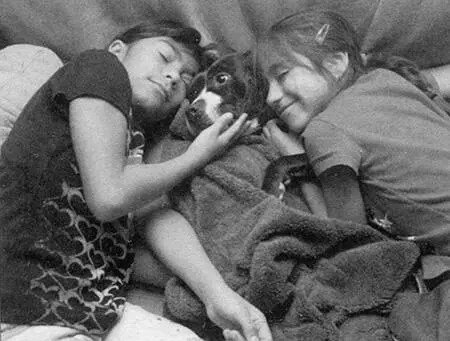 24 Когда Зиппи спит с двумя детьми из ее новой семьи Элианой слева и - фото 24