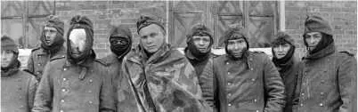 Зима 19411942 гг пленные немецкие солдаты разбитая немецкая автоколонна в - фото 49