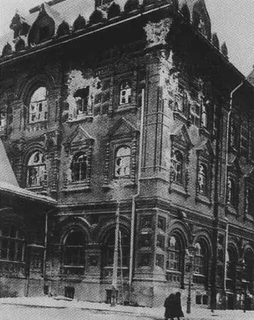 Здание Московской городской думы после ноябрьских боев 1917 года Гражданская - фото 21