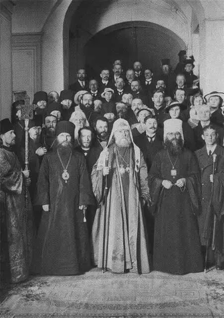 Патриарх Тихон и митрополит Вениамин Казанский с группой петроградских - фото 23
