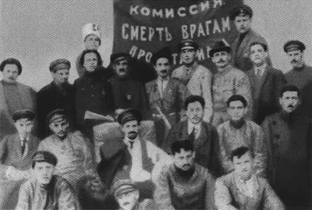 Киевская чрезвычайка Расстрелянные красноармейцами монахи Крестом помечен - фото 41