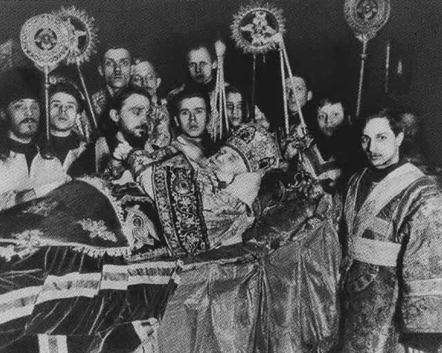 Патриарх Тихон в гробу Место захоронения патриарха Тихона в Малом соборе - фото 48
