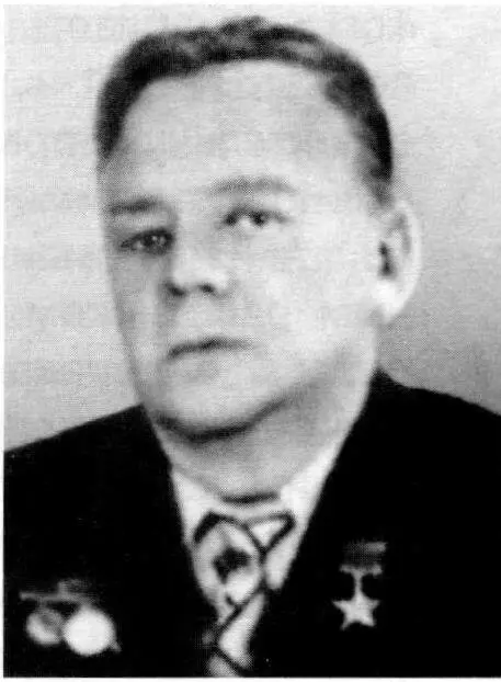 Карпов Н Ф родился в Тверской губернии ст Медведево В 1940 г окончил - фото 111