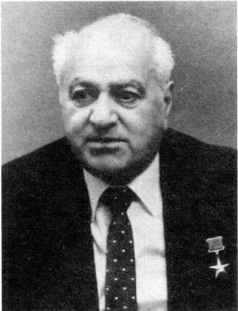 Петросьянц А М родился в г Владикавказе Его трудовая деятельность началась - фото 177
