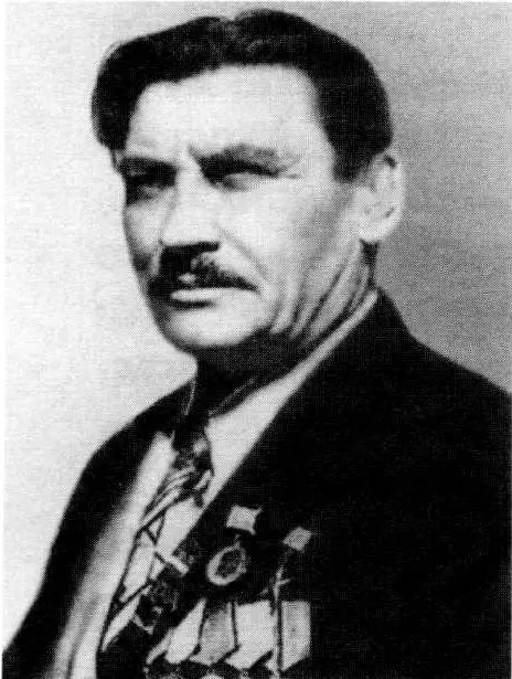 Сухонос В Т родился в г Владивостоке Окончил восемь классов средней школы - фото 223