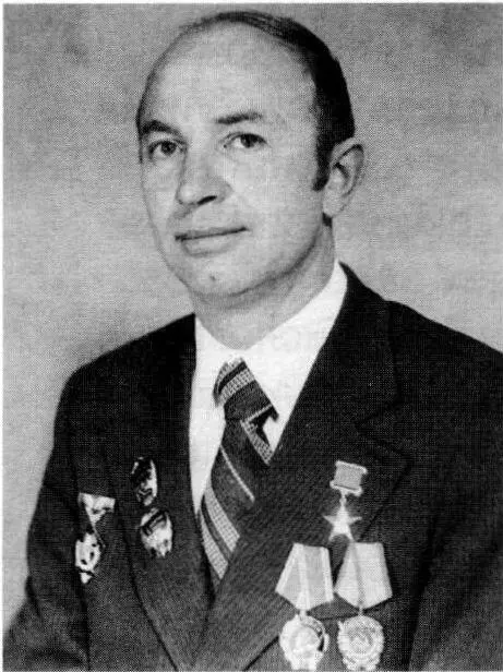 Тишуров В А свою трудовую деятельность начал в 1959 г на Киргизском - фото 227