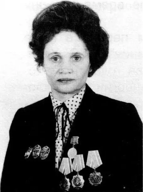 После окончания ГПТУ 10 в г Ангарске в 1956 г В П Хмель начала работать - фото 244