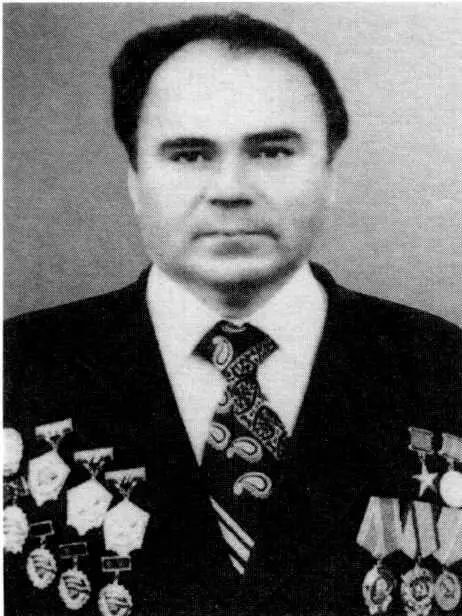 Чижов В А родился в с Артын Омская область Девятнадцатилетним комбайнером - фото 256