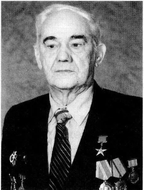 Боженко С Д родился в г Энгельсе Саратовской области в семье рабочего В - фото 45