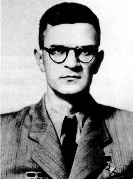 Гречишников В Ф родился в г Уфе В школьные годы увлекался математикой и - фото 70