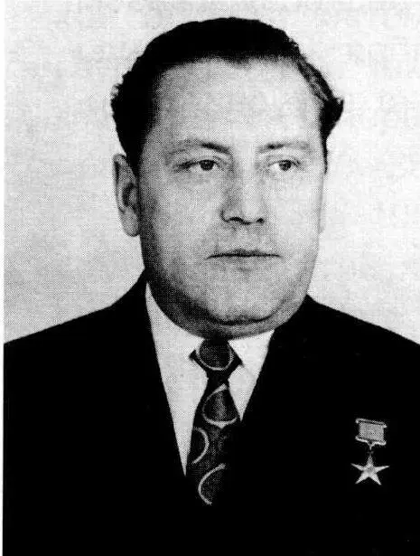 Трудовую деятельность Александр Гришняев начал в 1946 г трактористом - фото 76