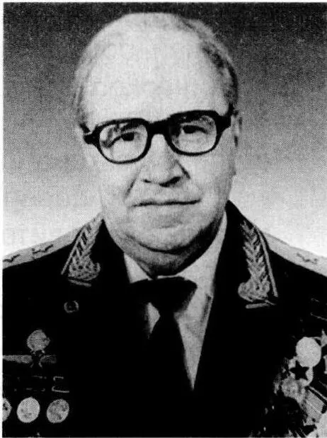 Забабахин Е И родился в Москве в семье служащих В 1931 г после окончания - фото 91