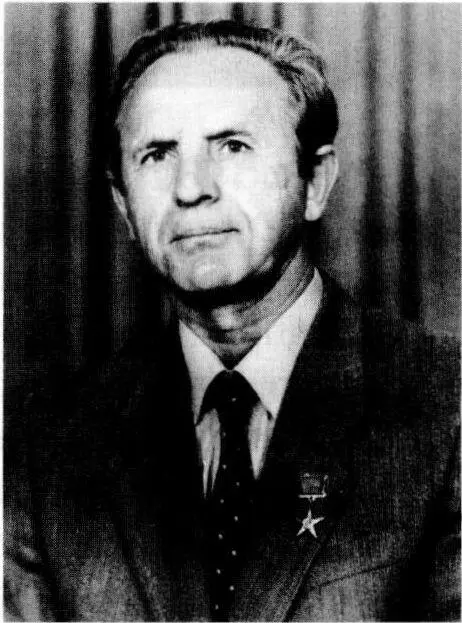 Трудовая деятельность Л Г Заболотько началась в 1956 г В 1957 г он получил - фото 92