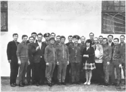 Создатели шасси лунохода с его экипажем Слева направо Ю Бойченко Л - фото 113