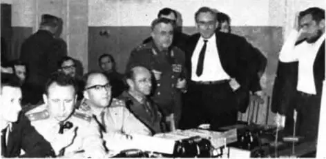 Группа управления в момент посадки Луны17 На обратной стороне фотографии - фото 96
