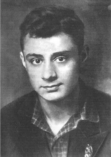 1941 год Будущий поэт после окончания 10го класса Через край Она журила - фото 6