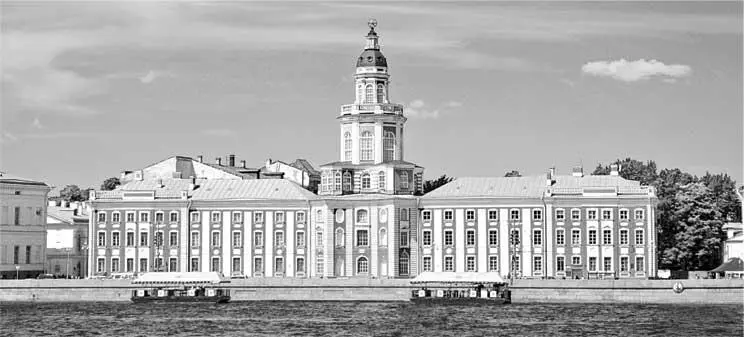 Здание Кунсткамеры первыми экспонатами которой стали собрания Рюйша и Себы - фото 472