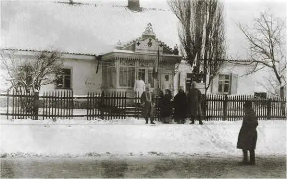 Перевязочный пункт Серафимовского отряда в местечке Олыка Перед крыльцом - фото 33