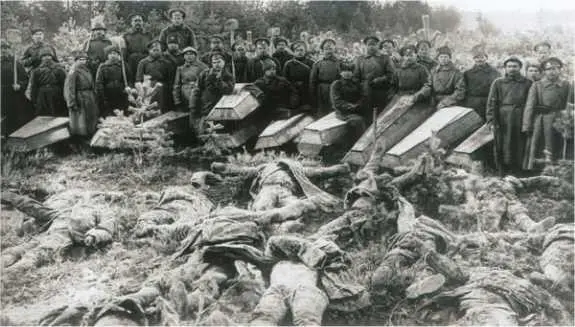 Похоронная команда у тел убитых РГАКФД 2100481 Братские могилы - фото 47