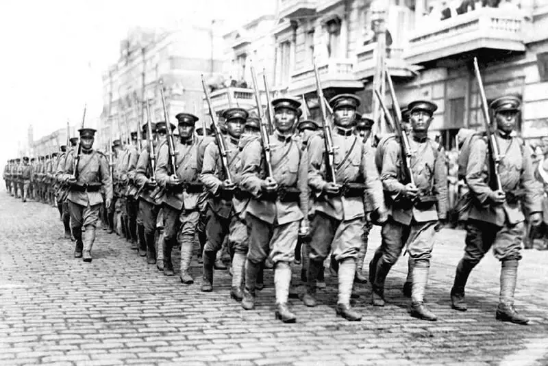 Владивосток Японские оккупационные войска 19 августа 1918 г В этих условиях - фото 45
