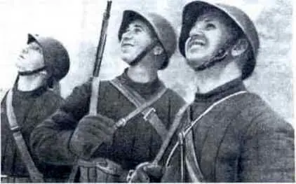 Красноармейцы в облегченной зимней одежде На севере советскофинского фронта - фото 4