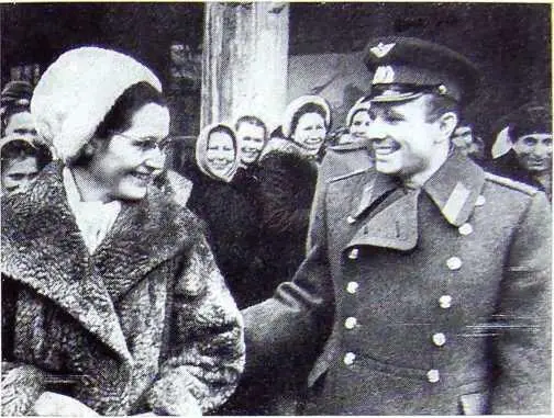 Юрий и Валентина Гагарины Юрий Гагарин с детьми На совещании - фото 17