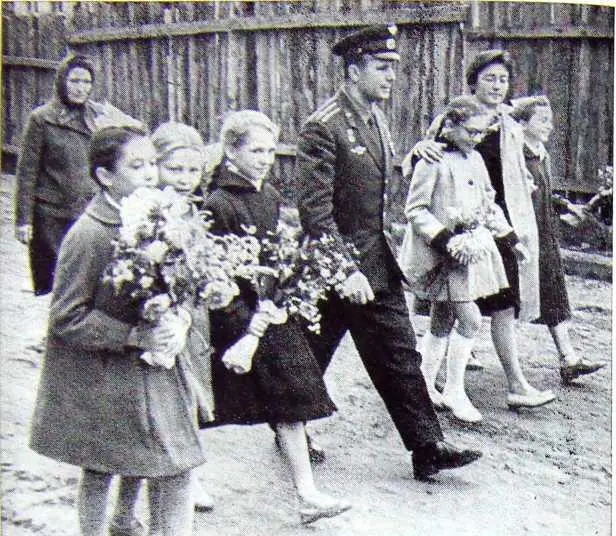Юрий Гагарин с детьми На совещании Прессконференция М В Келдыш П - фото 18