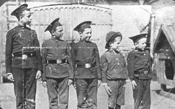 Михаил Шолохов справа крайний Михаил Шолохов слева внизу Москва Долгий - фото 36