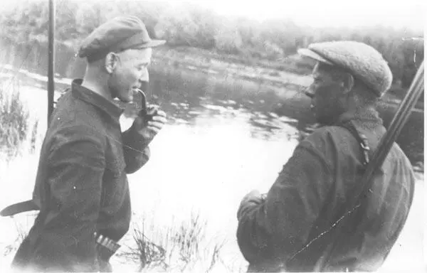 Михаил Шолохов слева и Василий Кудашев на берегу Дона на охоте Фото 1930х - фото 41
