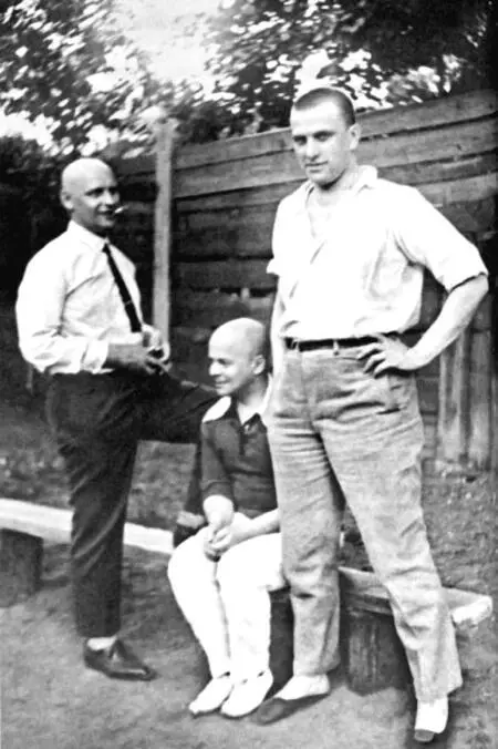 Александр Родченко Виктор Шкловский и Владимир Маяковский В Маяковский Л - фото 69