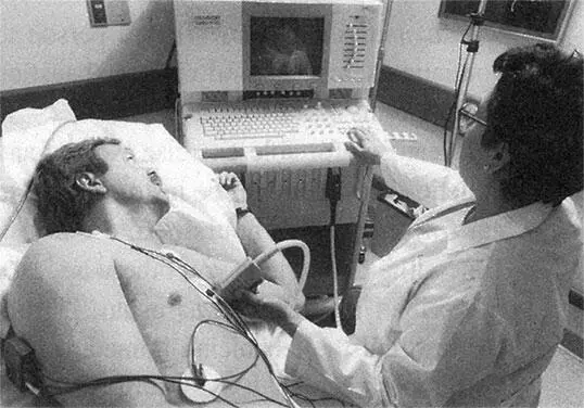 Рисунок 34 Пациент проходящий процедуру трансторакальной эхокардиографии - фото 23