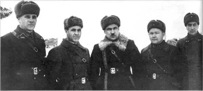 Командующий 5й армией генераллейтенант артиллерии ЛА Говоров в центре в - фото 41