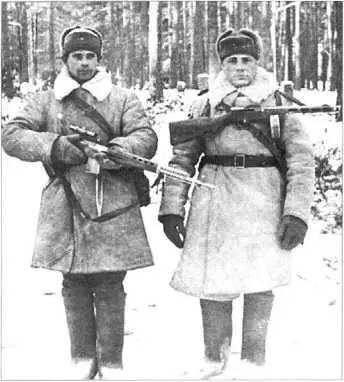 Снайпер и автоматчик войск НКВД одетые в белые полушубки и валенкикатанки - фото 42