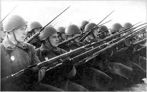 Гвардейцыартиллеристы принимают присягу Видны довоенные цветные петлицы - фото 44