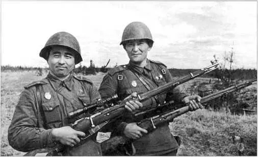 Снайперы СевероЗападного фронта в старых гимнастерках с пристегнутыми - фото 47