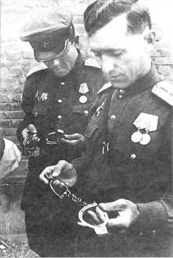 Советские офицеры рассматривают японские наручники Хорошо видна форма - фото 49