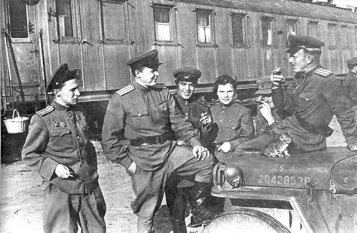 Подполковник Александр Твардовский со своими фронтовыми товарищами Офицеры - фото 50