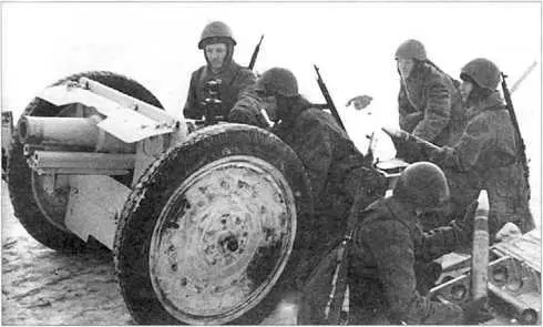 Расчет 76мм полковой пушки пять братьев Батюковых в стальных шлемах поверх - фото 66