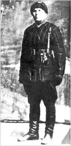 Старший лейтенант НН Беспалов в пехотном двуплечем снаряжении с прицепленными - фото 68